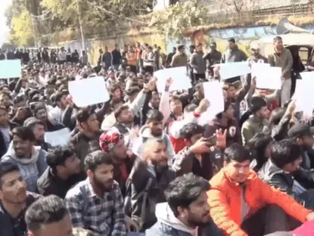 आउटसोर्सिंग भर्तियों के विरोध में बेरोजगार संघ का सचिवालय कूच, बड़े आंदोलन की चेतावनी