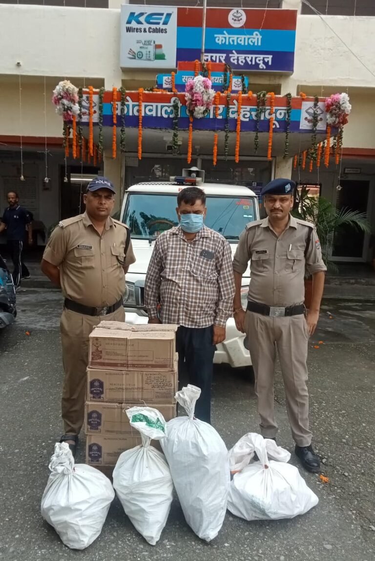 लख्खीबाग में शराब तस्करी पर पुलिस की कार्रवाई, 8 पेटी अंग्रेजी शराब के साथ आरोपी गिरफ्तार