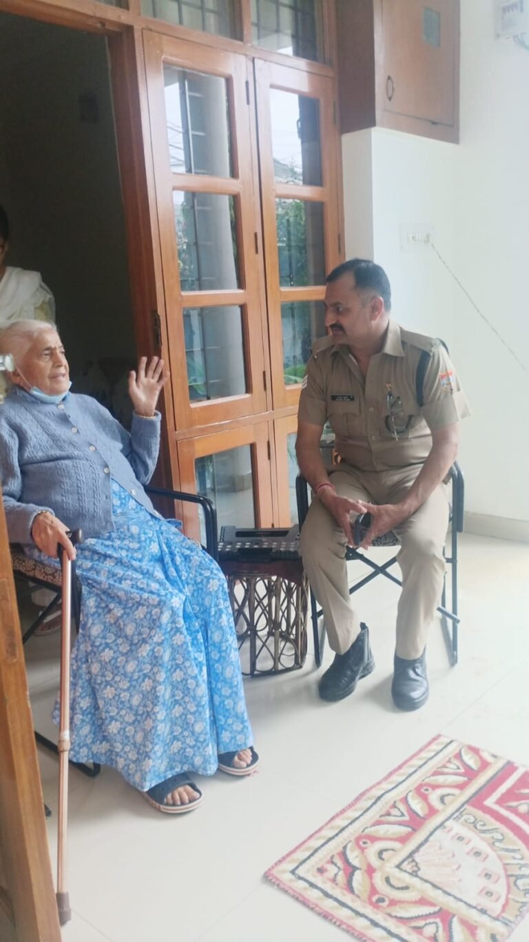 बुजुर्गों के साथ खड़ी दून पुलिस, घर पहुंचकर साइबर फ्रॉड से किया सावधान