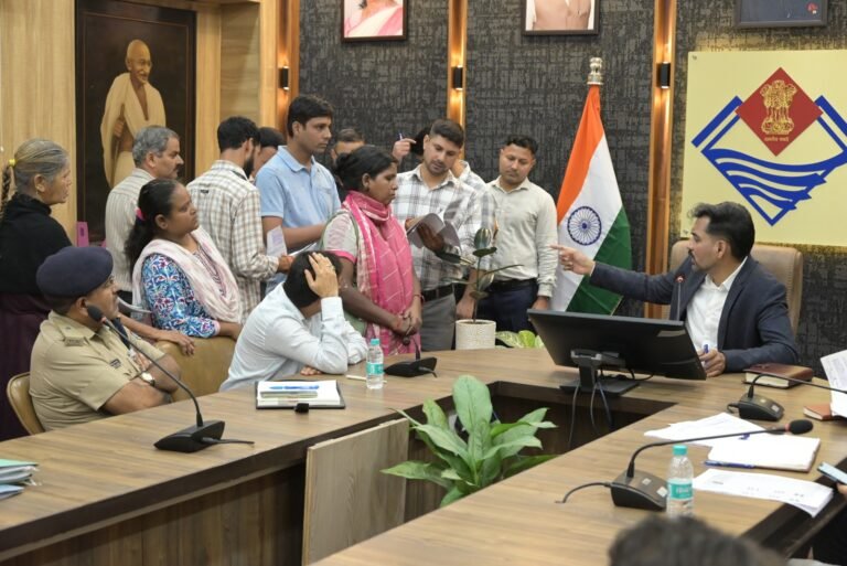 जन समाधान दिवस में डीएम का सख्त एक्शन, 150 से ज्यादा शिकायतों पर दिए जांच और कार्रवाई के निर्देश