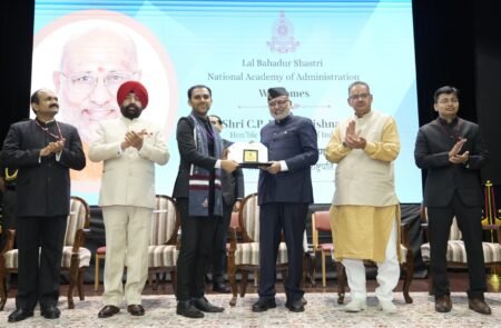 उपराष्ट्रपति ने LBSNAA, मसूरी में 2024 बैच के आईएएस प्रशिक्षु अधिकारियों को संबोधित किया