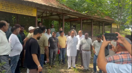 सरकार के विकास मॉडल पर सवाल: जीवितों के लिए सड़क नहीं, मृतकों के लिए मोक्ष धाम तक रास्ता नहीं — आर्येंद्र शर्मा