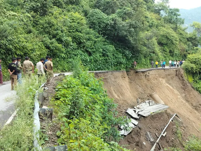 मसूरी जाने वालों के लिए बड़ी खबर: NH-707A का बड़ा हिस्सा टूटा, कैम्पटी-यमुना ब्रिज मार्ग पूरी तरह बंद