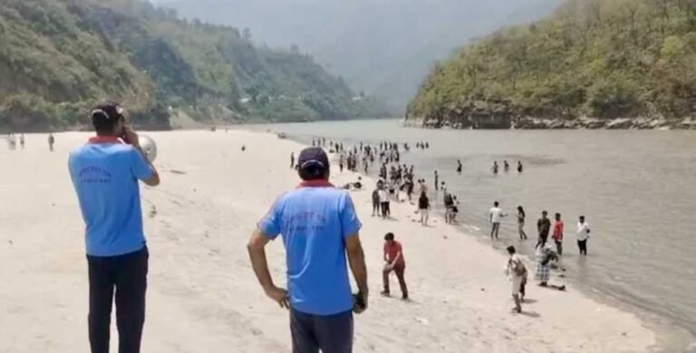 अलकनंदा किनारे ‘गोवा बीच’ बना चारधाम यात्रियों की पहली पसंद, प्रशासन ने जारी किया अलर्ट
