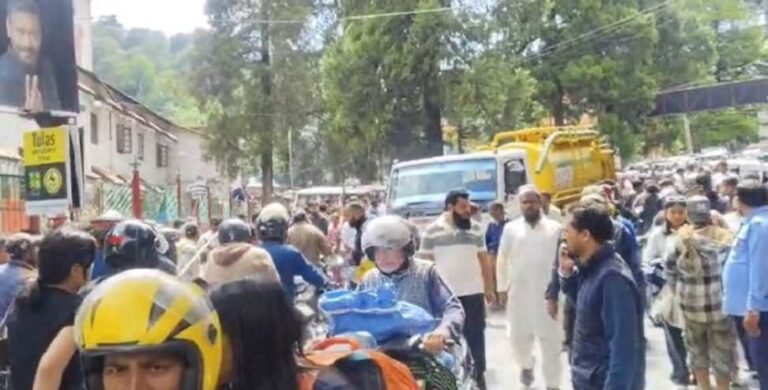 नैनीताल में बड़ा हादसा: बेकाबू जल संस्थान का ट्रक भीड़ में घुसा, दिल्ली की दो महिला पर्यटक गंभीर घायल