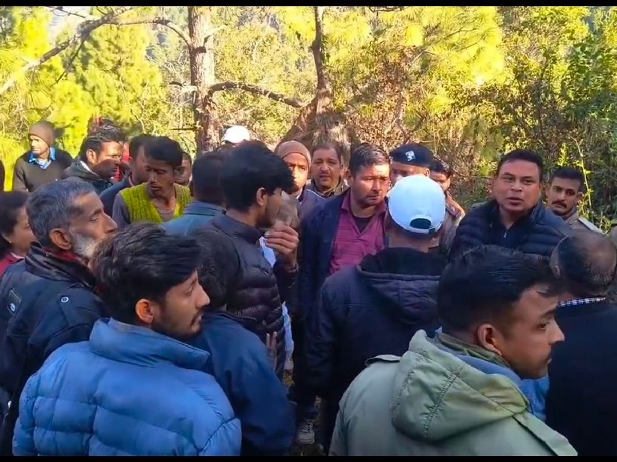 पौड़ी में गुलदार ने पुजारी को बनाया निवाला:ग्रामीणों में आक्रोश, BJP विधायक को घेरकर मुर्दाबाद के नारे लगाए, 5 घंटे बाद पहुंचीं डीएम 11 50a13ee6 94bd 4990 8fab b92acd7404d7 1764832833504