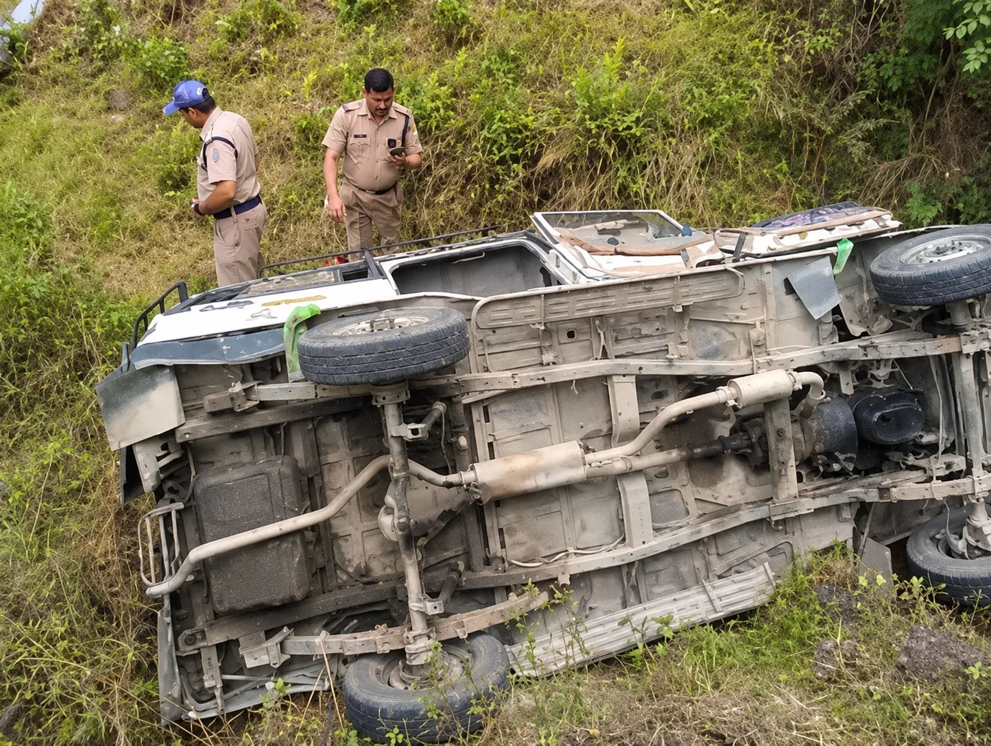 अल्मोड़ा में बोलेरो खाई में गिरी, 11 घायल:4 की हालत गंभीर; कैंची धाम के दर्शन कर जागेश्वर धाम जा रहे थे