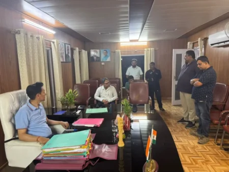 हल्द्वानी में गैस कालाबाजारी का शक: 10 सिलेंडर छोड़ फरार कर्मचारी, आयुक्त दीपक रावत ने FIR के दिए आदेश