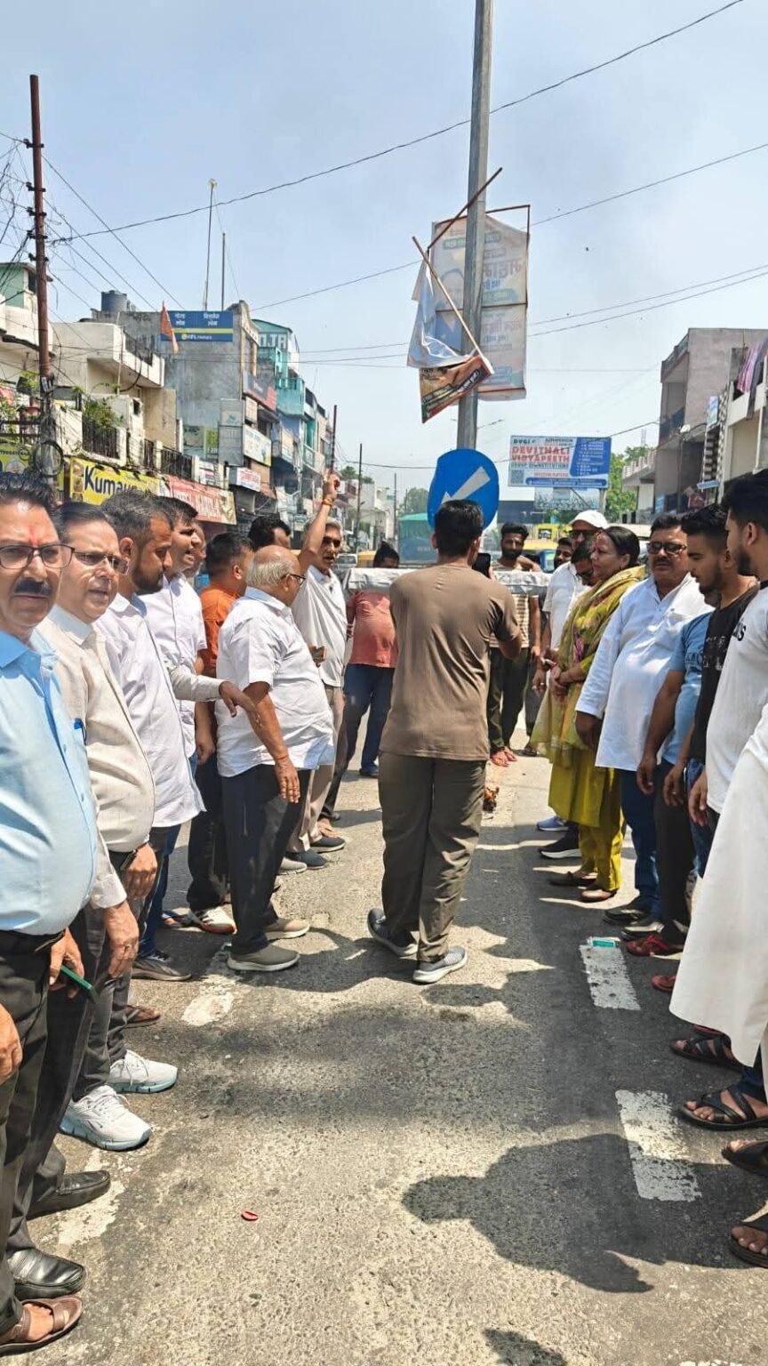 महंगाई के खिलाफ लालकुआं में कांग्रेस की हुंकार: केंद्र सरकार का पुतला फूंका पेट्रोल-डीजल और गैस के दाम कम करने की मांग