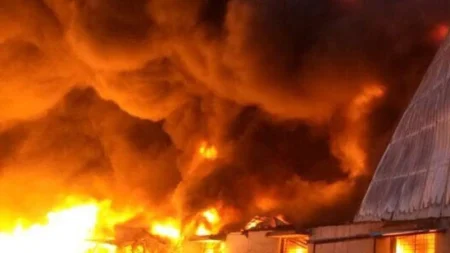 नौकरी से हटाने पर आग बूबला हुआ युवक, गुस्से में फूंक दी बेकरी; घटना सीसीटीवी कैमरे में हुई कैद