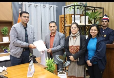 सांख्य योग फाउंडेशन और इंटरनेशनल इंस्टिट्यूट ऑफ़ साइकोमेट्रिक काउंसलिंग के पदाधिकारियों ने जिलाधिकारी से की शिष्टाचार