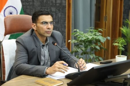 DM सविन बंसल का विभागों को सख्त संदेश: मुख्यमंत्री की घोषणाओं को दें प्राथमिकता, लापरवाही हरगिज बर्दाश्त नहीं