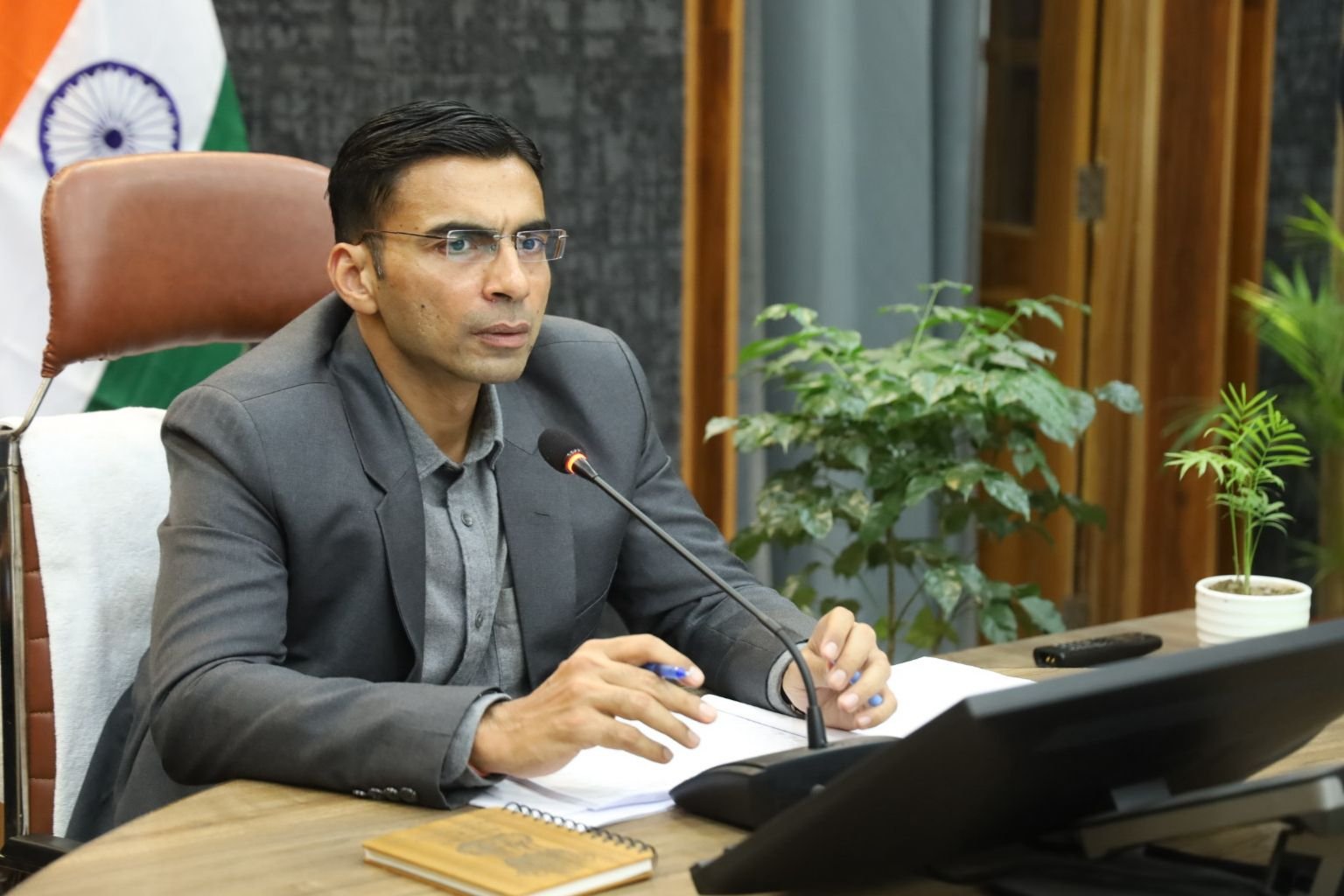 DM सविन बंसल का विभागों को सख्त संदेश: मुख्यमंत्री की घोषणाओं को दें प्राथमिकता, लापरवाही हरगिज बर्दाश्त नहीं 10 IMG 20251210 WA00891