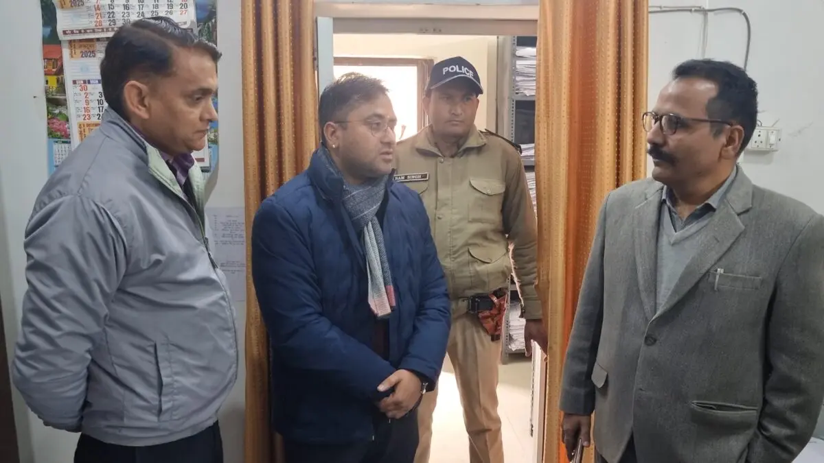 हल्द्वानी में तहसील पर DM रयाल की बड़ी कार्रवाई, बिचौलियों का खेल उजागर, कोर्ट का काम निजी लोगों के हवाले 1 IMG 20251229 WA0012.jpg