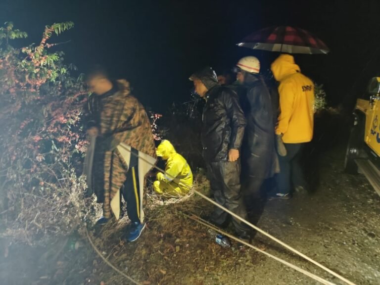 मसूरी हादसा: हाथीपांव के पास कार खाई में गिरी, दो सुरक्षित, तीसरा युवक फंसा