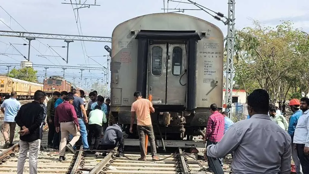 लालकुआं रेलवे स्टेशन पर बड़ा हादसा टला: बिना इंजन 150 मीटर दौड़ा गार्ड कोच, पटरी से उतरा