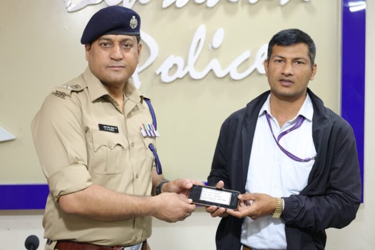 अच्छी पहल: 70 लाख से अधिक के 415 मोबाइलों को वापस लौटाकर दून पुलिस ने बिखेरी चेहरों पर मुस्कान
