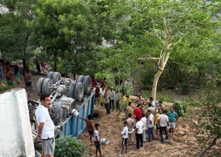 ऋषिकेश भद्रकाली के पास बड़ा हादसा: ट्रक 20 मीटर नीचे गिरा, महिला और चालक की मौत