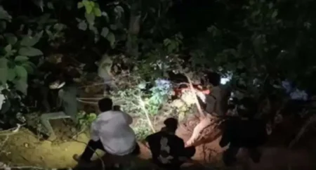 नैनीताल से लौट रहे पर्यटकों का टेंपो ट्रैवलर 100 फीट गहरी खाई में गिरा, 2 की मौत, 25 घायल