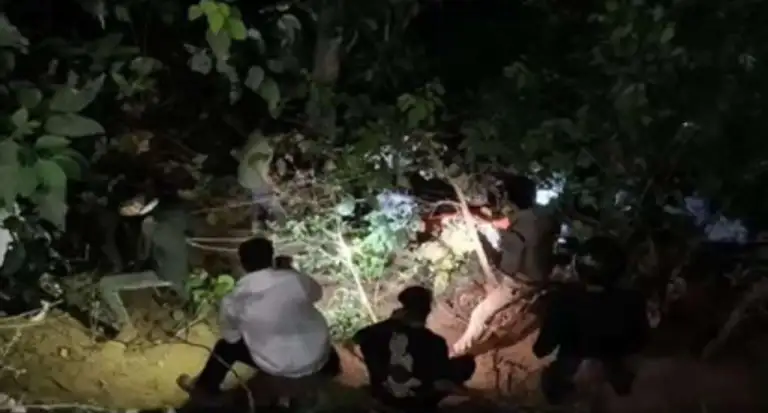 नैनीताल से लौट रहे पर्यटकों का टेंपो ट्रैवलर 100 फीट गहरी खाई में गिरा, 2 की मौत, 25 घायल