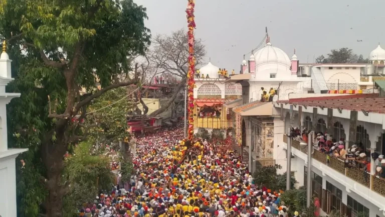 देहरादून में ऐतिहासिक झंडा मेला शुरू: 94 फीट ऊंचे झंडेजी के आरोहण से गूंजा दरबार साहिब