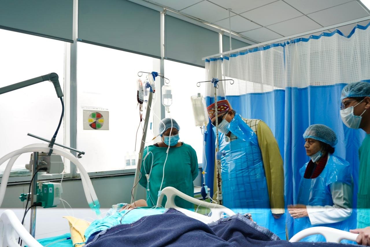 महाराज ने एम्स पहुंचकर गुलदार के हमले में घायल कंचन देवी का हालचाल जाना 1 WhatsApp Image 2025 12 11 at 3.42.11 PM