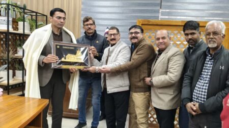 डीएम को उत्कृष्ट सेवा कार्यों के लिए जर्नलिस्ट यूनियन ने किया सम्मानित