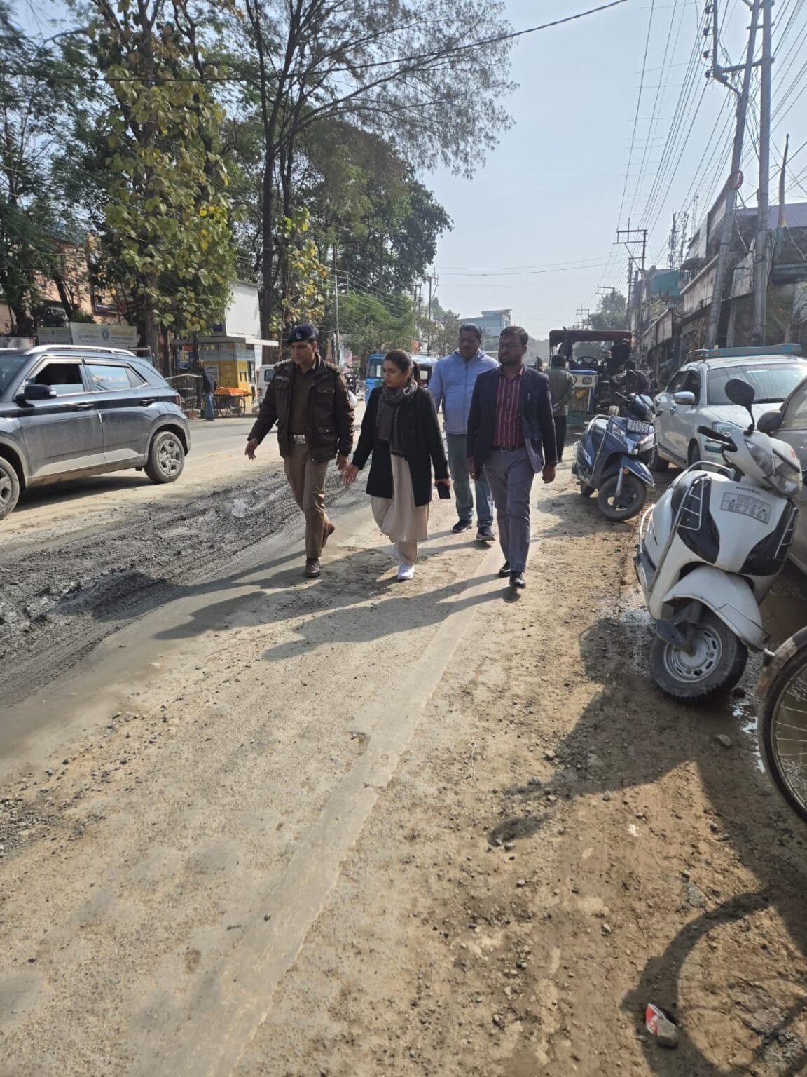 जिला प्रशासन का एक्शन; रोड़ कटिंग शर्तों का उल्लंघन; यूपीसीएल की अनुमति निरस्त