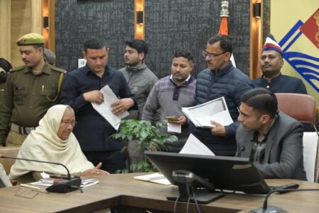 देहरादून जनता दर्शन में 163 शिकायतें दर्ज: डीएम सविन बंसल ने दिए सख्त निर्देश, विधवा सहायता से लेकर भूमि घोटाले तक मामलों में त्वरित कार्रवाई