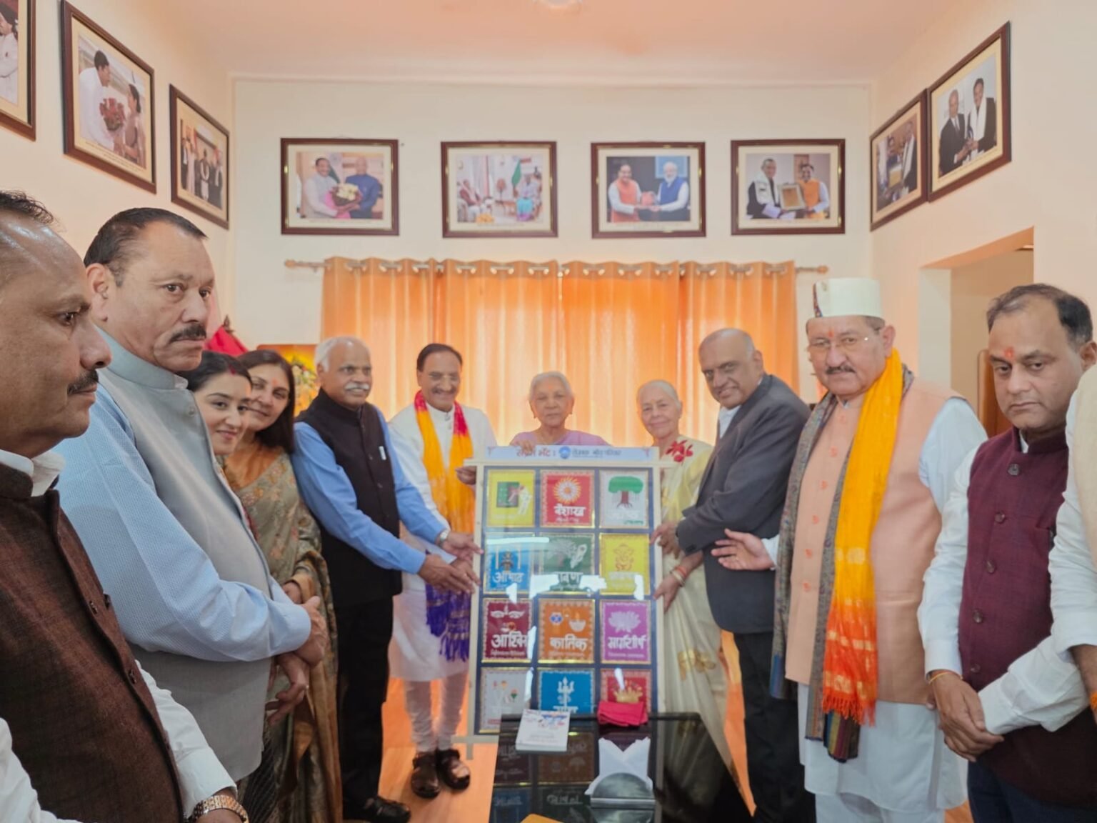 अचानक भारत के पहले लेखक गाँव पहुँचीं उत्तर प्रदेश की राज्यपाल आनंदीबेन पटेल, सृजन की इस अद्भुत परिकल्पना की की सराहना