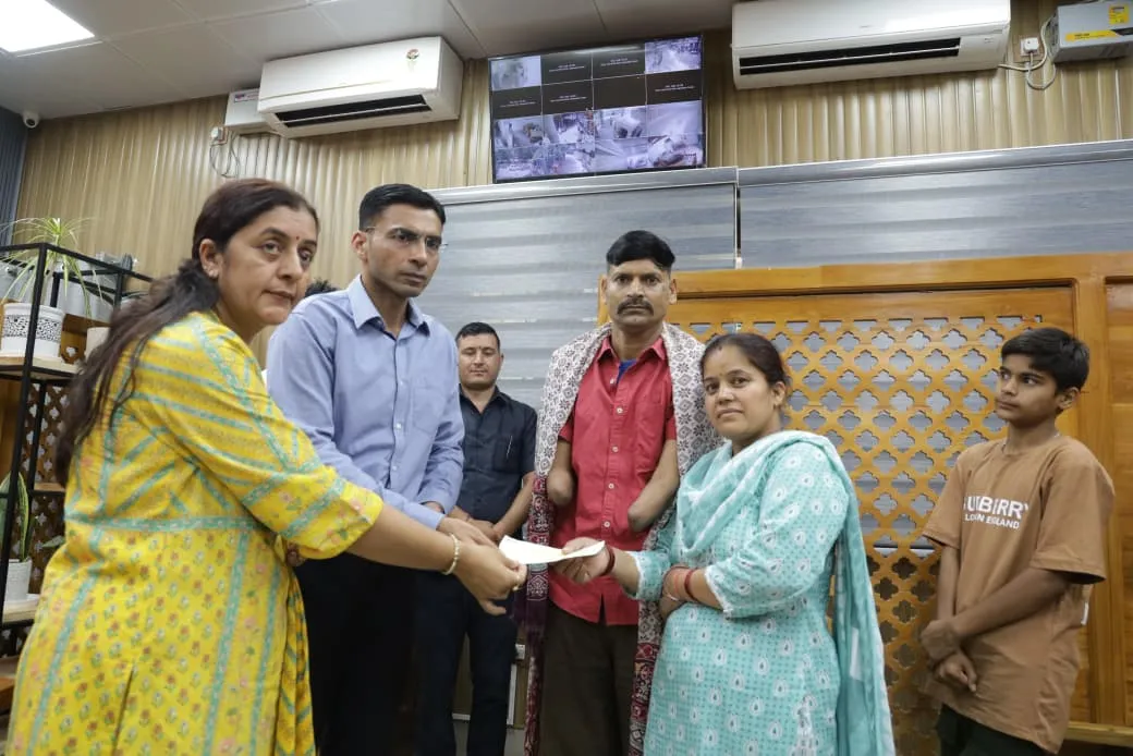 दुर्घटना में दोनों हाथ गंवा चुके मनीष को जिला प्रशासन रायफल क्लब फंड से रू0 50 हजार की आर्थिक सहायता