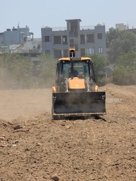 अजबपुर कला में आठ बीघा में की जा रही अवैध प्लॉटिंग पर चला एमडीडीए का बुलडोजर
