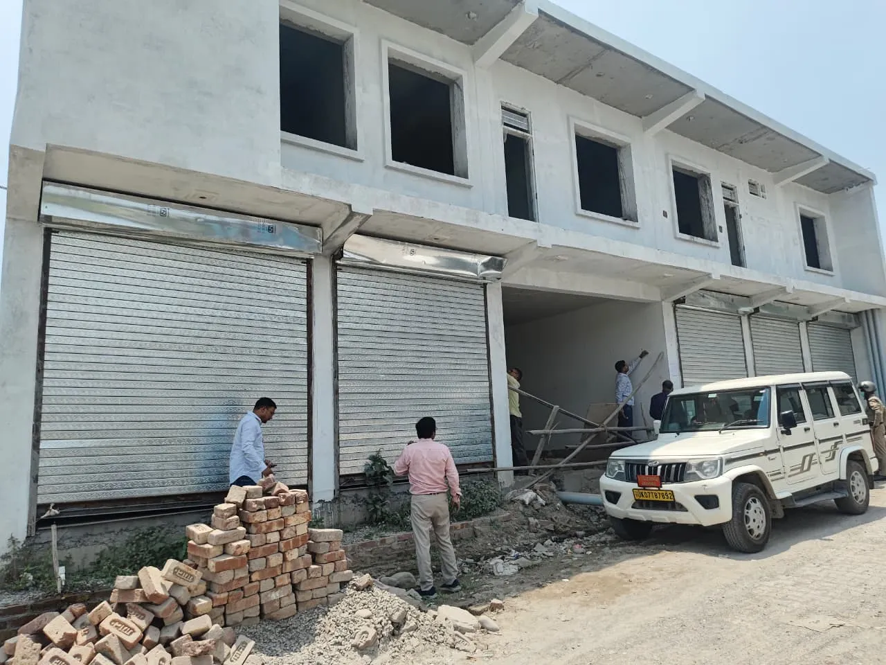 अवैध निर्माणों पर एमडीडीए का शिकंजा, ऋषिकेश में तीन निर्माणाधीन भवन सील