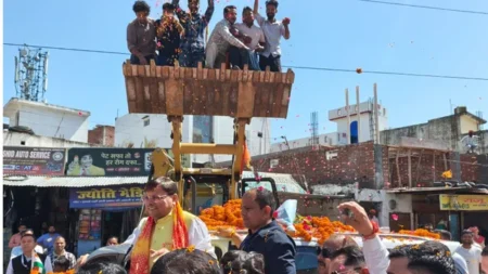 खटीमा में CM धामी का भव्य स्वागत, बुलडोजर से फूलों की बारिश के बीच CSD कैंटीन का उद्घाटन