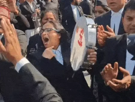 देहरादून में वकीलों ने किया घंटाघर जाम:2-2KM तक गाड़ियां फंसी, कोर्ट का कामकाज ठप