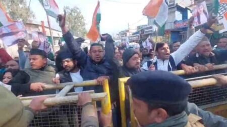 गौचर में मेले के दौरान कांग्रेस का प्रदर्शन, पुलिस ने कई कार्यकर्ताओं को हिरासत में लिया