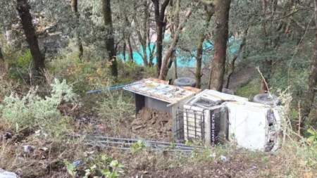 मसूरी में बड़ा हादसा टला: ब्रेक फेल होते ही खाई में गिरी पिकअप, दो लोग बाल-बाल बचे