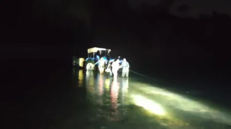 यमुना नदी में अवैध खनन कर रहे 3 लोग ट्रैक्टर ट्रॉली सहित फंसे, एसडीआरएफ ने किया रेस्क्यू