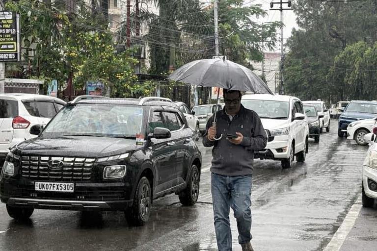 देहरादून में मौसम का यू-टर्न: बारिश, बर्फबारी और ठंड का डबल अटैक, कई जिलों में अलर्ट